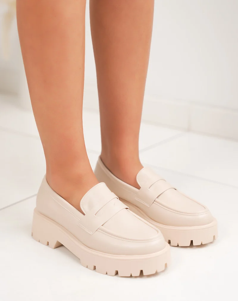 Mocassins femme beiges tendance à semelle crantée moderne