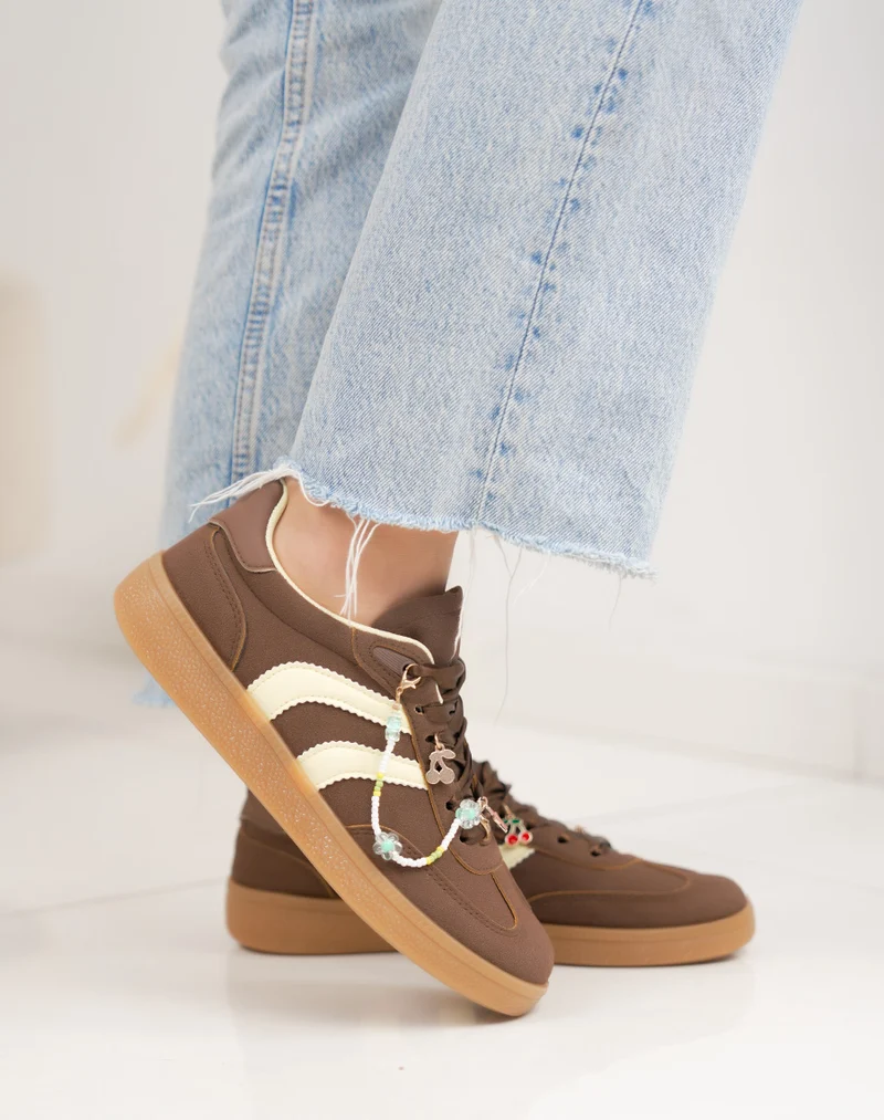 Basket femme marron tendance à rayures jaunes avec chaîne perles décorative