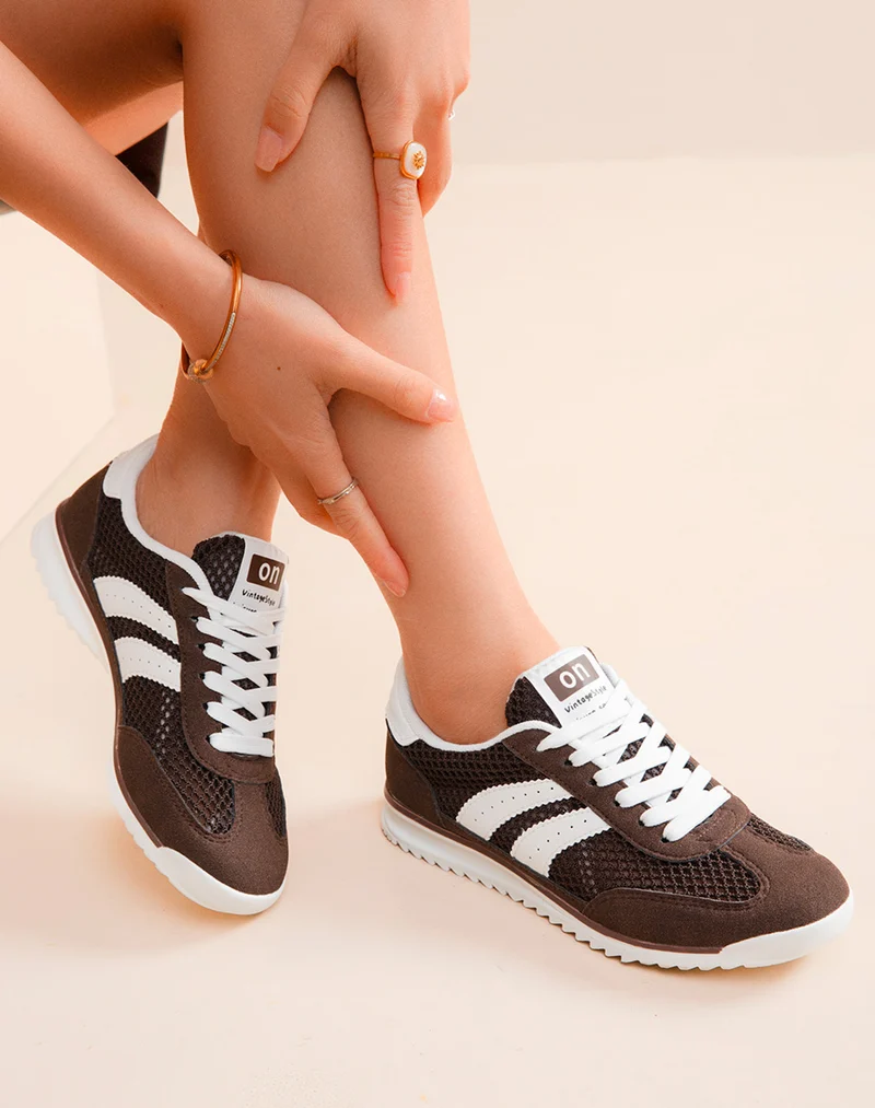 Basket femme marron tendance avec empiècements blancs style rétro