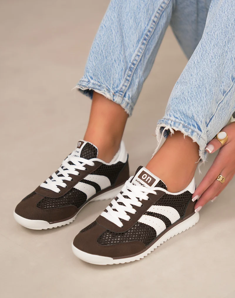 Basket femme marron tendance avec empiècements blancs style rétro