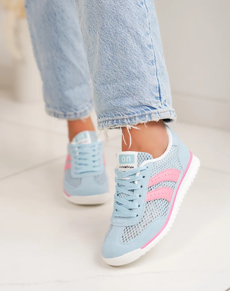Basket femme bleue tendance à empiècements roses style sport chic