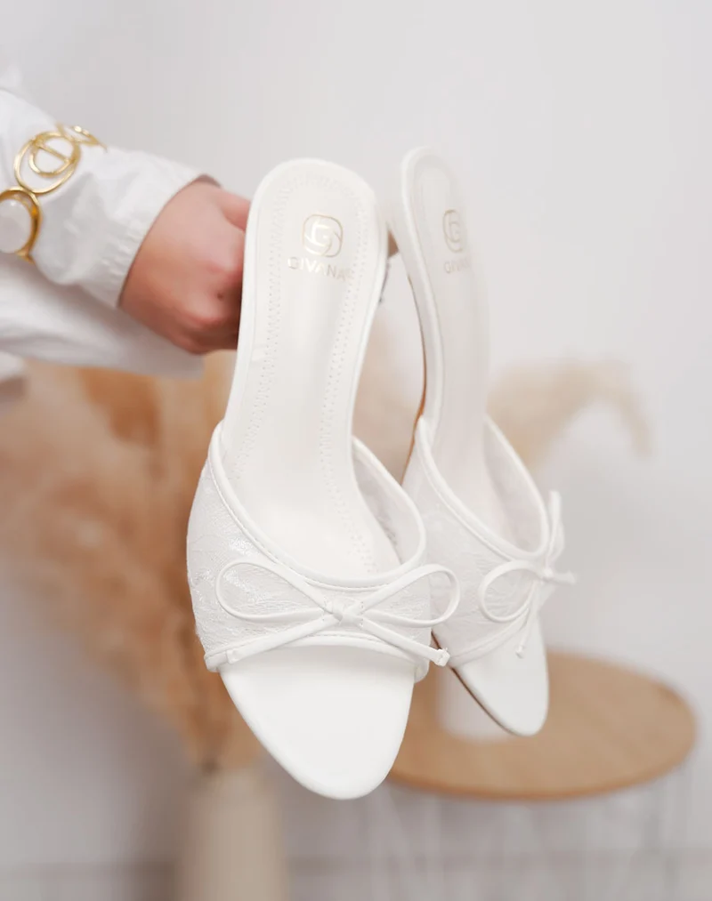 Mules femme blanches élégantes avec bride en dentelle et talon aiguille
