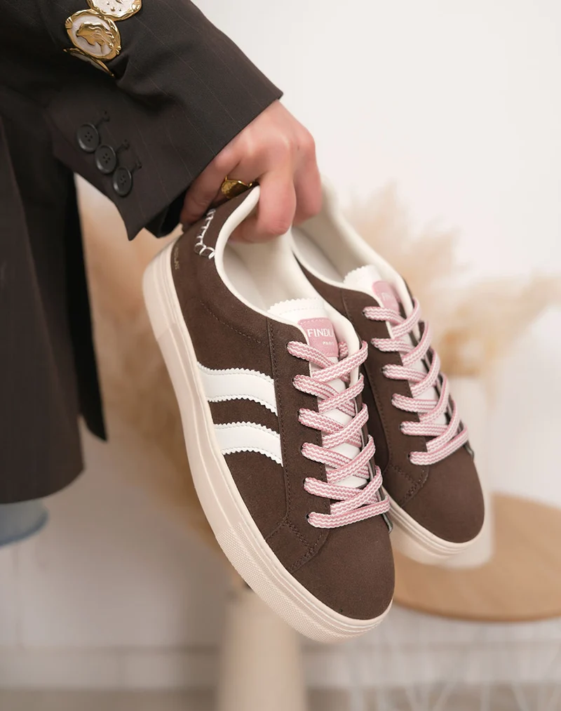 Basket femme marron tendance à bandes blanches avec lacets tressés rose et blanc