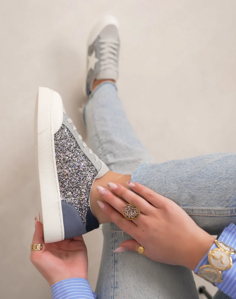 Basket femme bleue tendance à paillettes avec étoile blanche et détail bleu marine