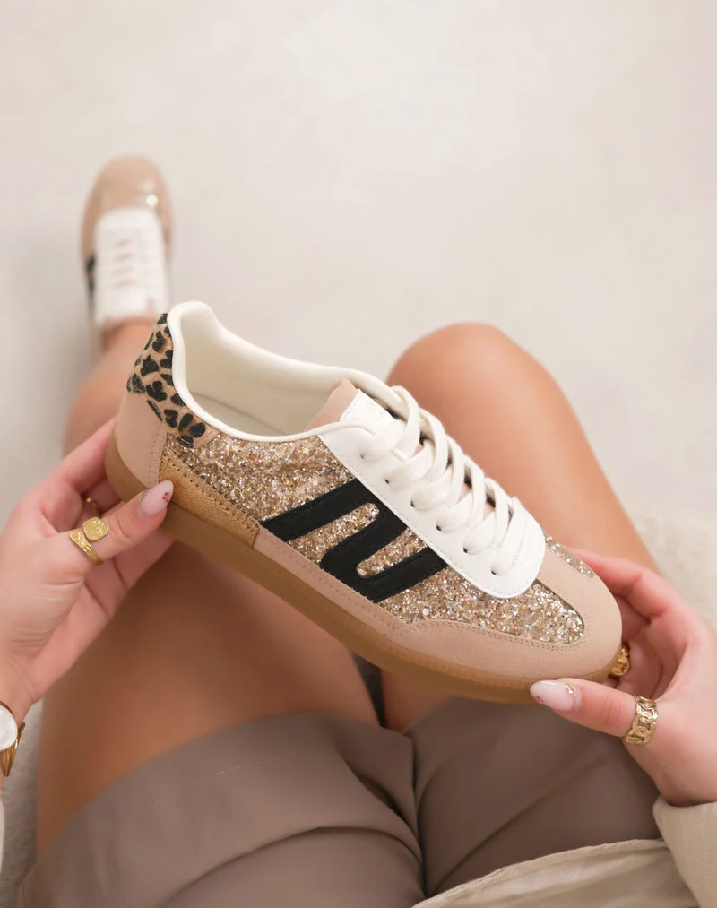Basket femme beige tendance à paillettes avec bandes noires et lacets