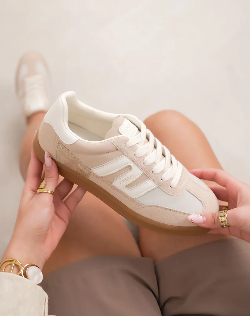 Basket femme blanche tendance à lacets avec détails beige et semelle marron
