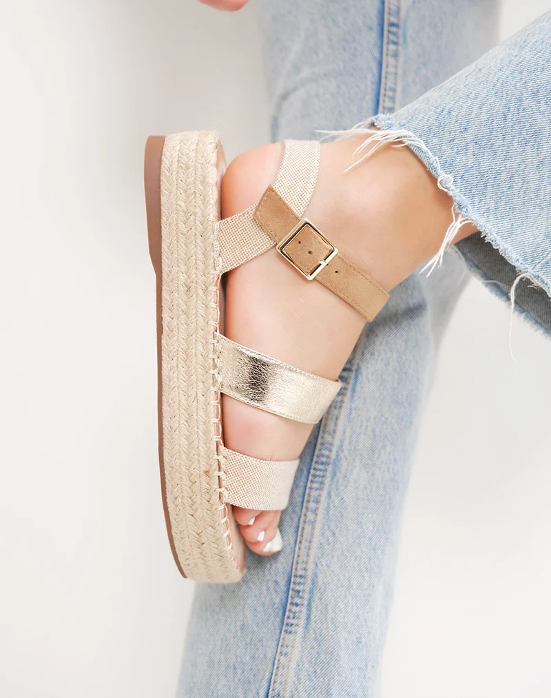 Sandale femme beige élégante à plateforme en osier et détail doré