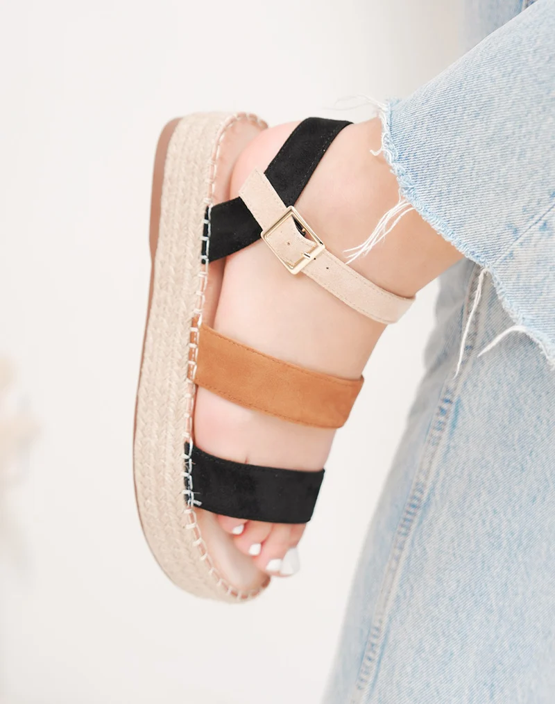 Sandale femme noire tendance à plateforme en osier et brides tricolores