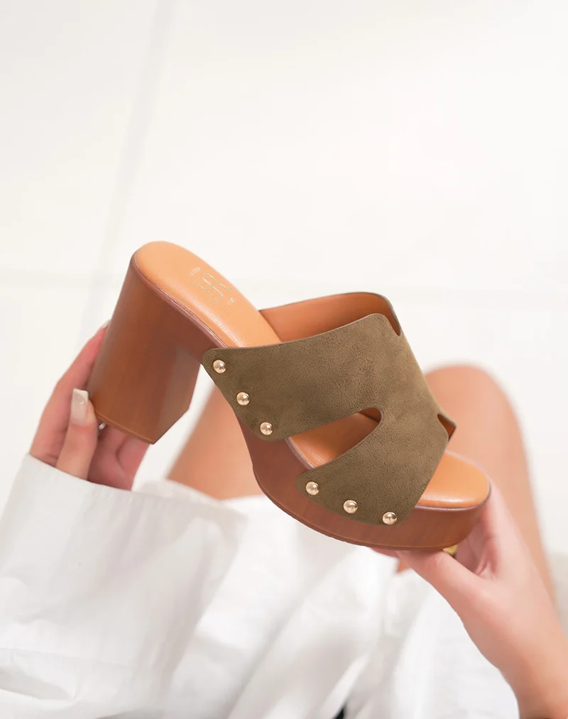 Mules femme à talon en suédine kaki style sabot avec détails dorés
