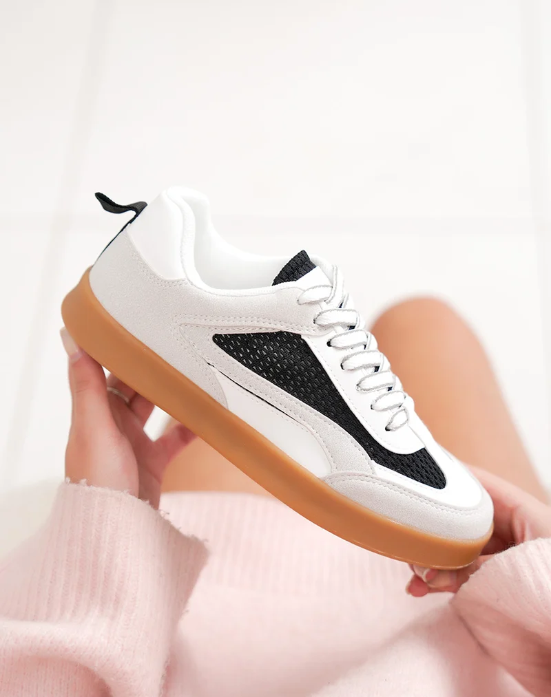 Basket femme blanche et noire tendance avec empiècements suédine gris clair