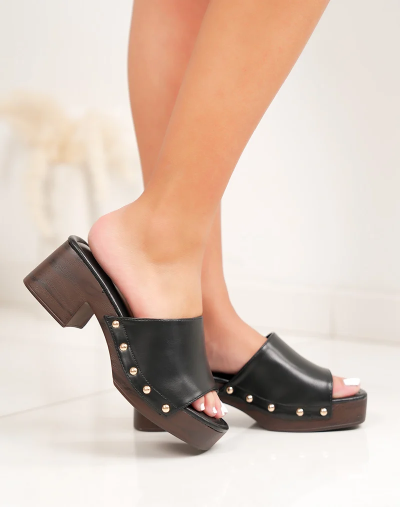 Mules femme noires élégantes à talon marron et clous dorés style sabot