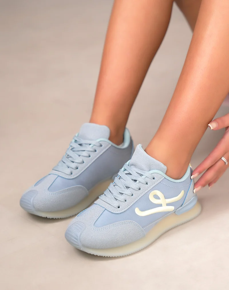 Basket femme bleu pastel tendance avec lettre "L" tissée
