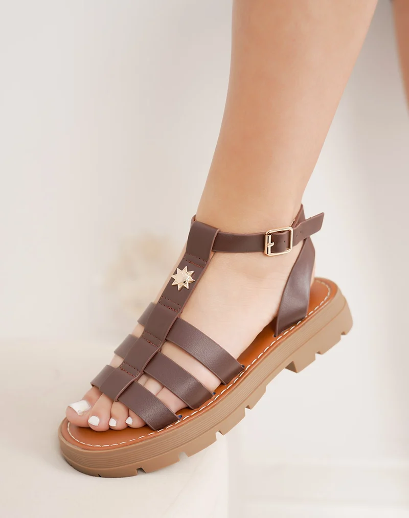 Sandales femme marron à triple bride avec bijou soleil doré et semelle crantée