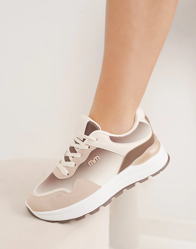 Baskets femme beige à empiècements marron et blancs avec détail bijou