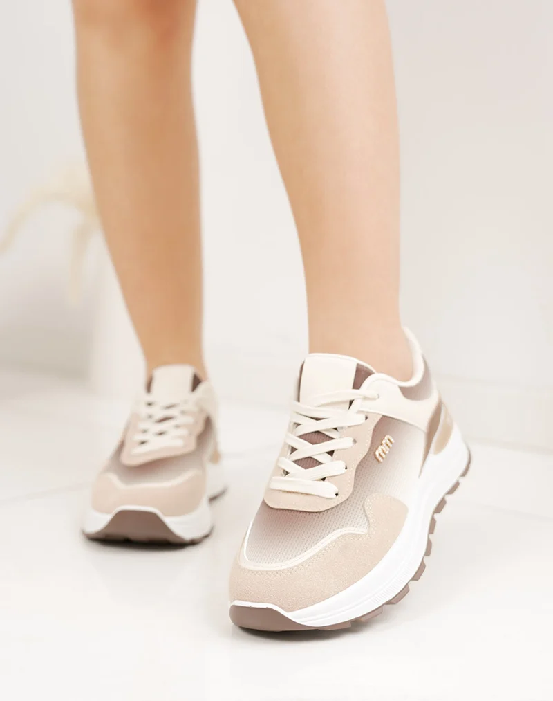 Baskets femme beige à empiècements marron et blancs avec détail bijou