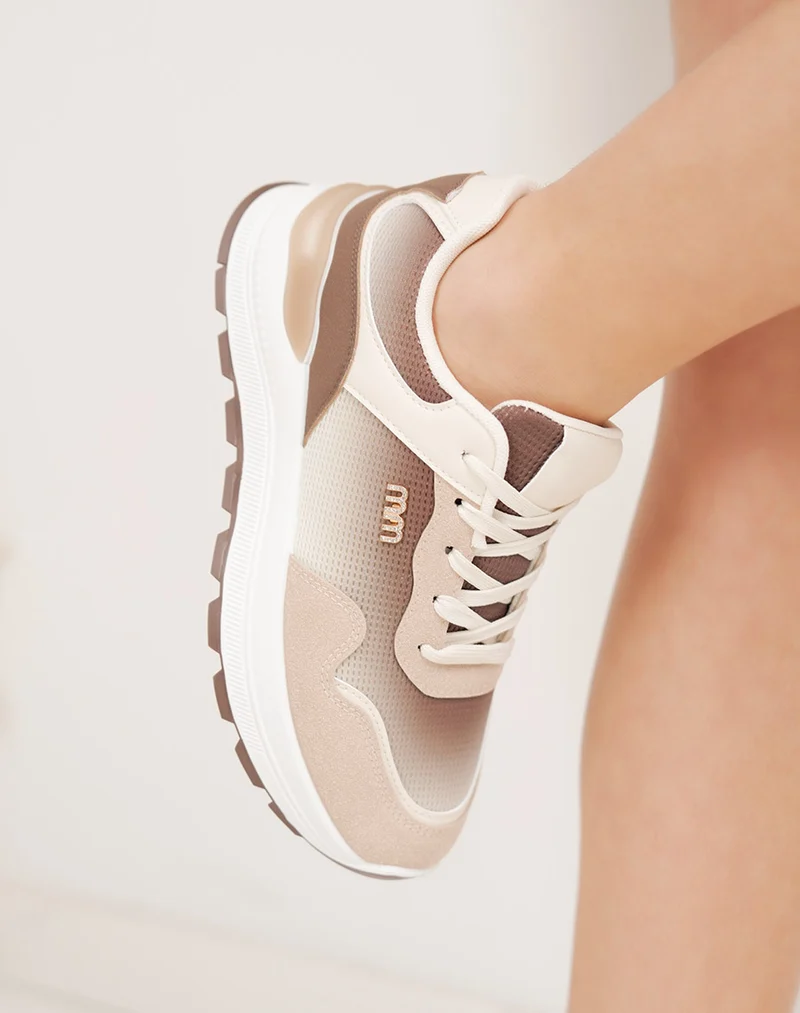 Baskets femme beige à empiècements marron et blancs avec détail bijou