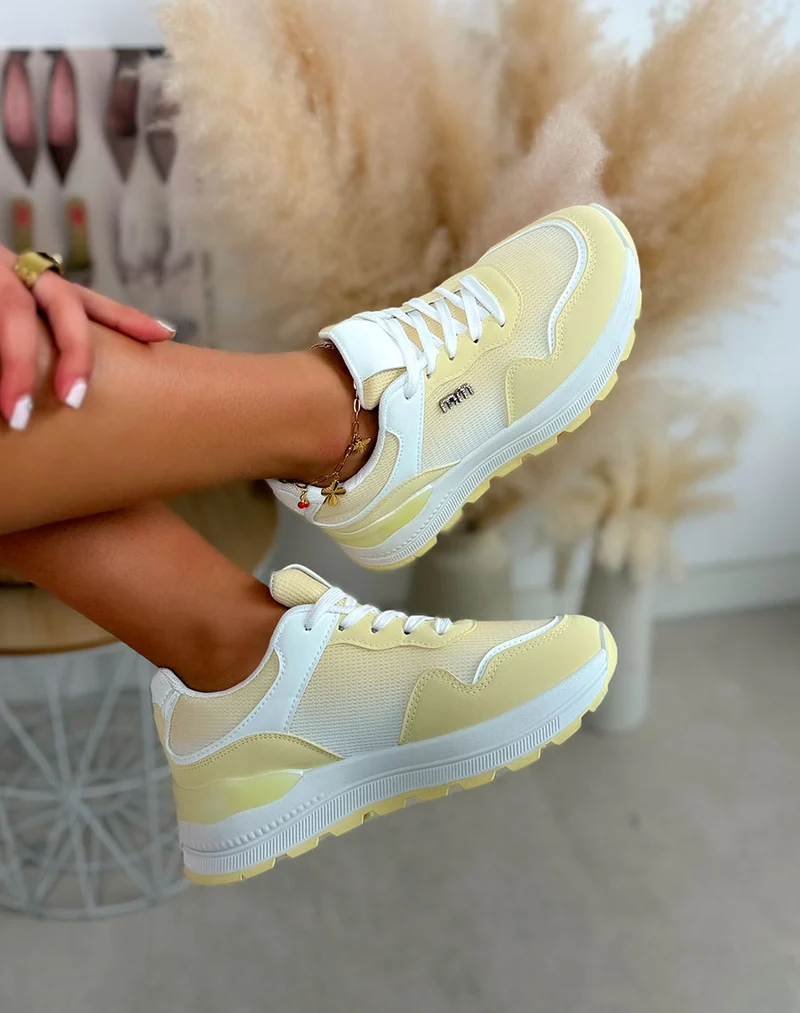 Baskets femme jaunes à empiècements avec détail bijou argenté