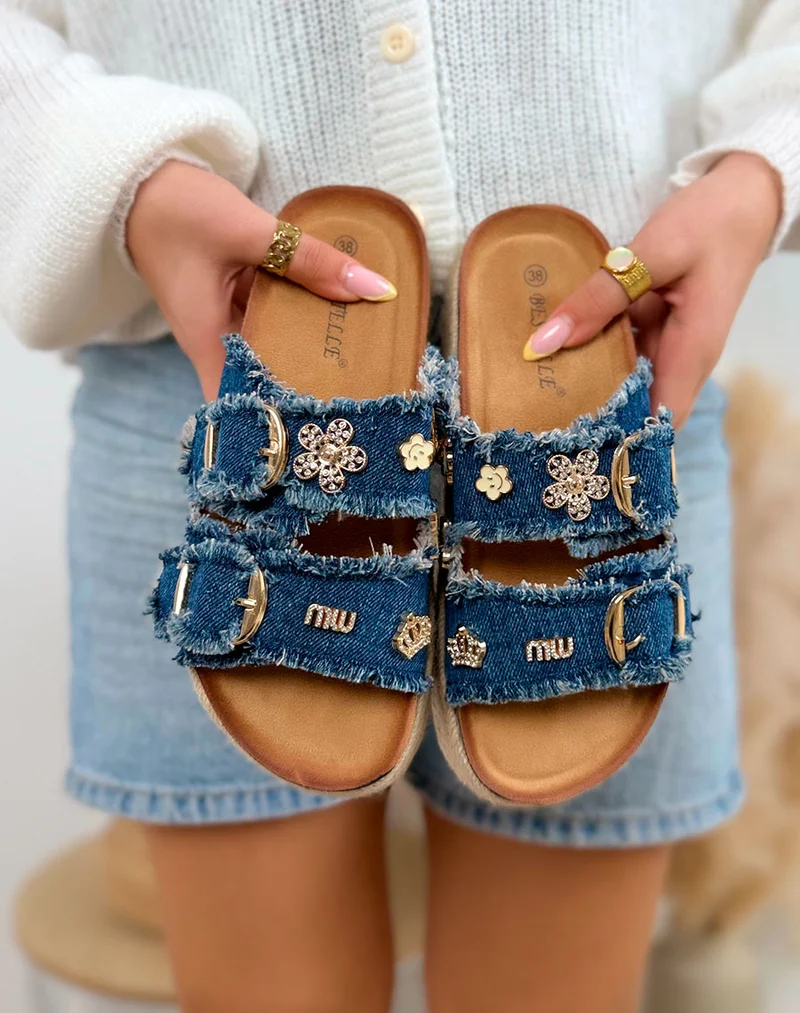 Mules femme bleu foncé tendance en jean avec bijoux dorés et plateforme tressée beige