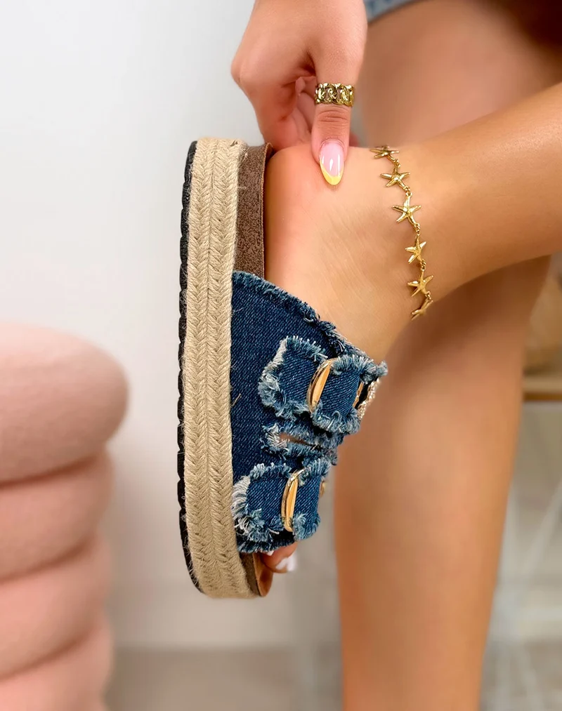 Mules femme bleu foncé tendance en jean avec bijoux dorés et plateforme tressée beige