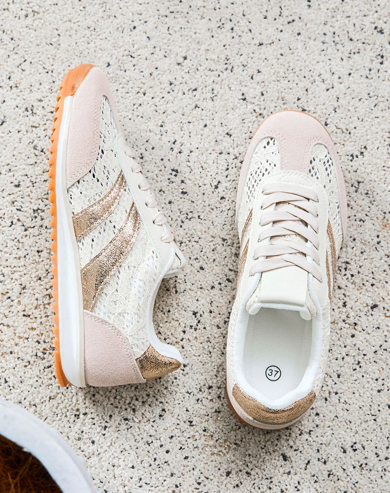 Basket femme beige élégante avec broderie et double rayures dorées pailletées