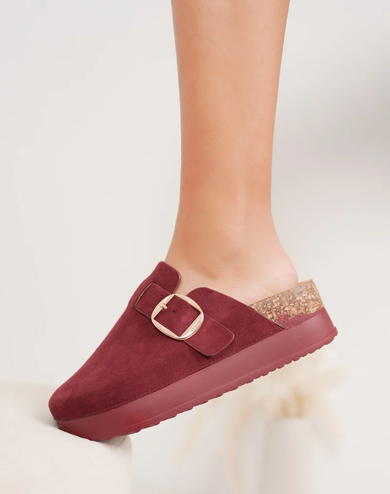 Mules fermées bordeaux en suédine à plateforme avec boucle dorée
