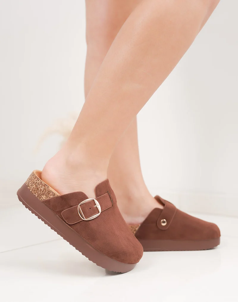 Mules fermées marrons en suédine à plateforme avec boucle dorée