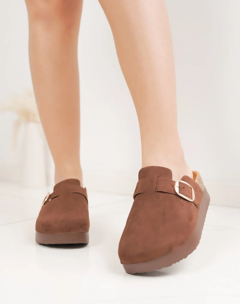 Mules fermées marrons en suédine à plateforme avec boucle dorée