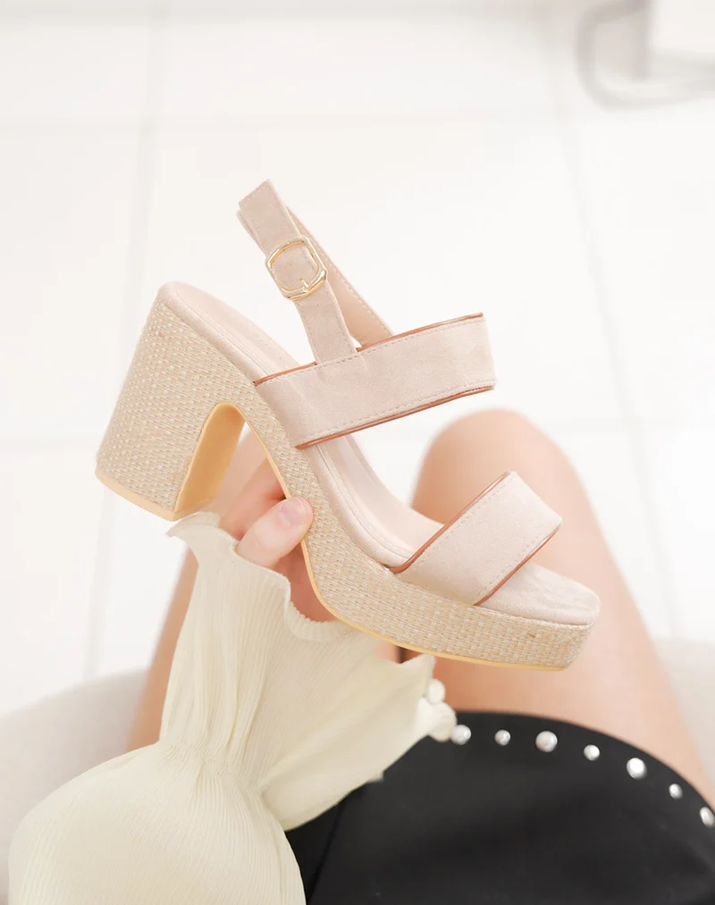 Sandale femme beige en suédine à talon et plateforme en osier