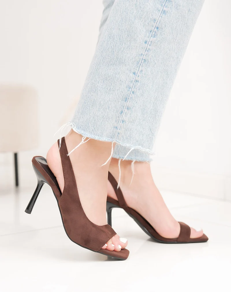 Sandale femme marron élégante en suédine à talon aiguille et coupe asymétrique