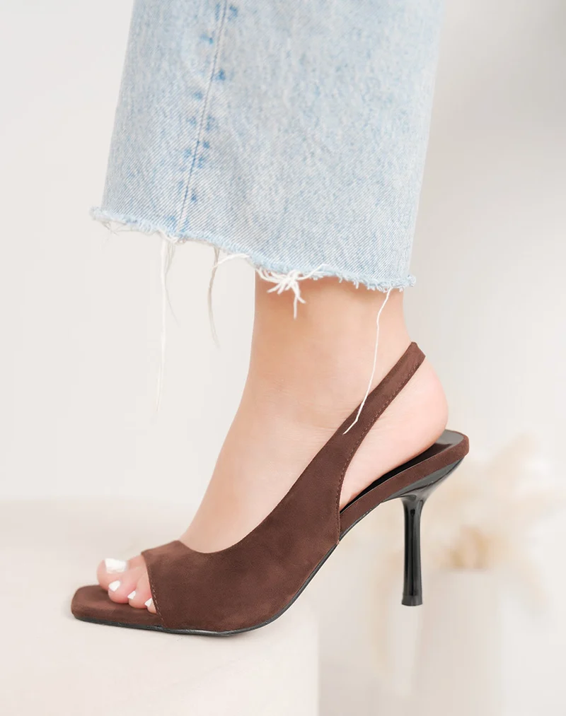 Sandale femme marron élégante en suédine à talon aiguille et coupe asymétrique