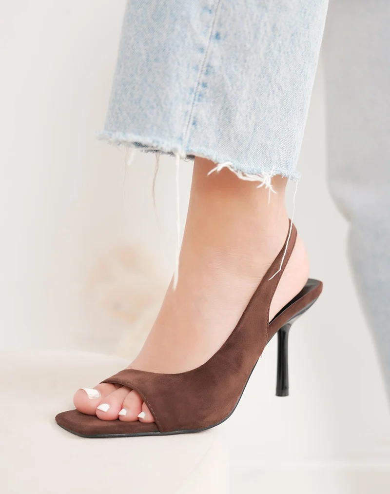 Sandale femme marron élégante en suédine à talon aiguille et coupe asymétrique
