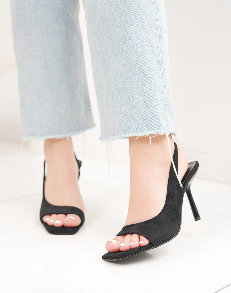 Sandale femme noire élégante en suédine à talon aiguille et coupe asymétrique