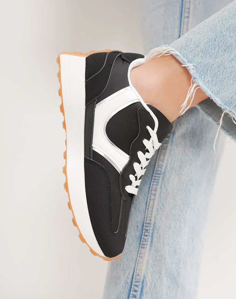 Basket femme noire tendance à empiècements blanc et argenté avec plateforme blanche