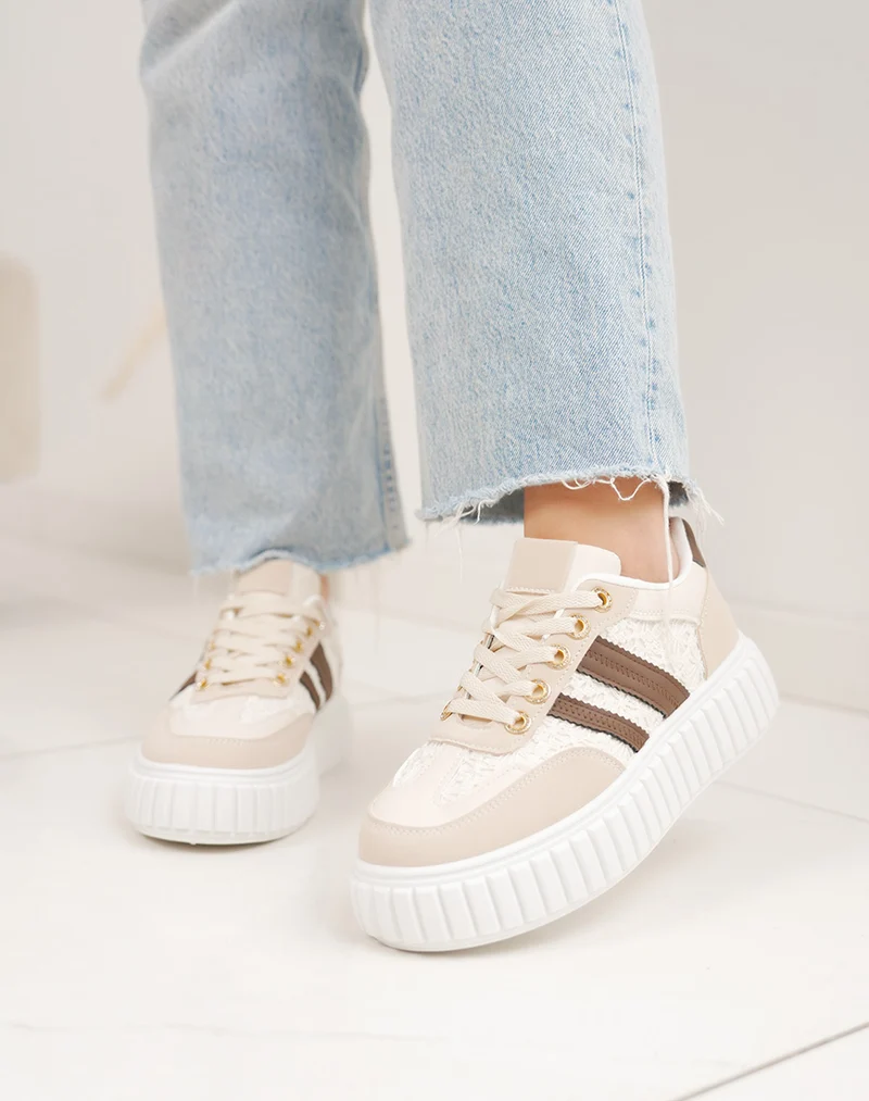Basket femme beige tendance à plateforme blanche et broderies délicates