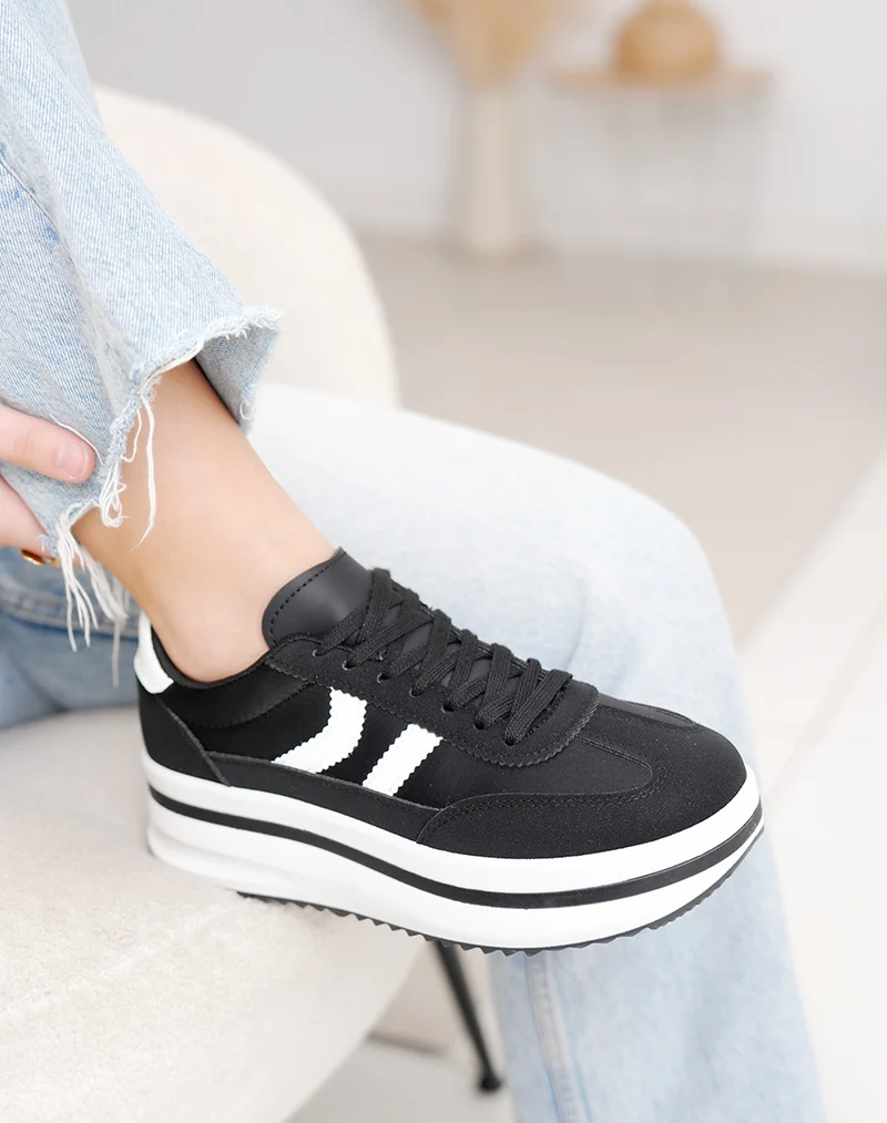 Baskets noires femme à double rayures blanches et semelle plateforme