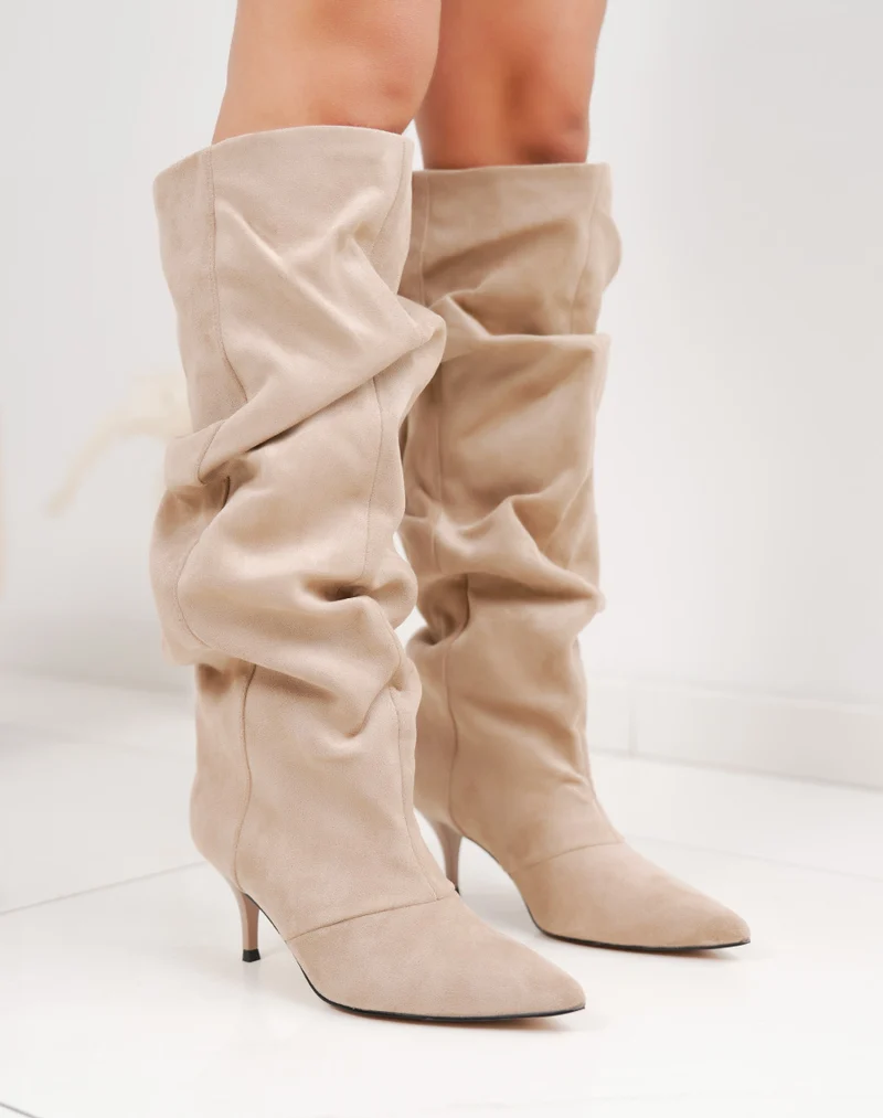 Bottes femme beiges élégantes en suédine à talon aiguille et tige plissée tendance