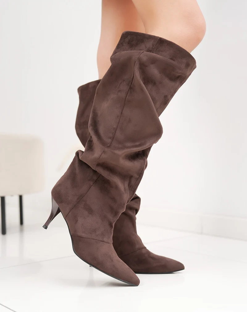 Bottes femme marron élégantes en suédine à talon aiguille et tige plissée tendance
