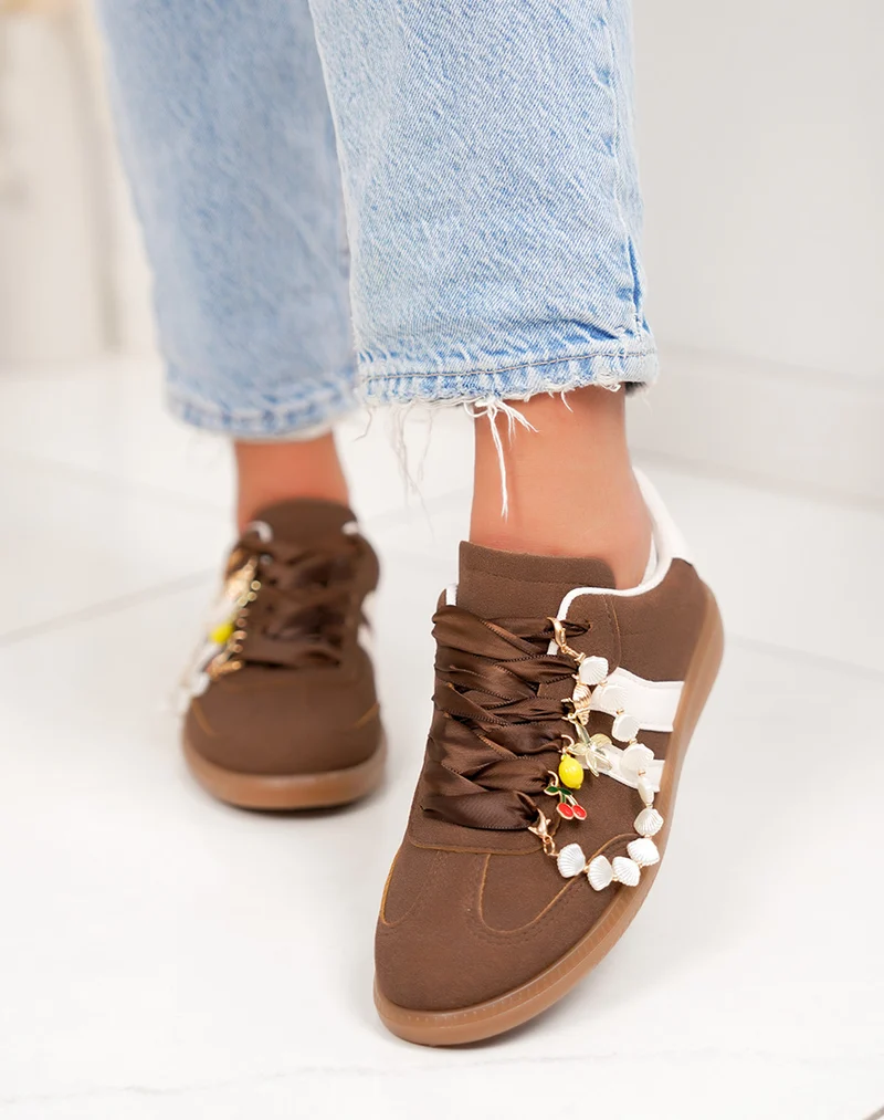 Basket femme marron tendance avec empiècement blanc et bijoux amovibles