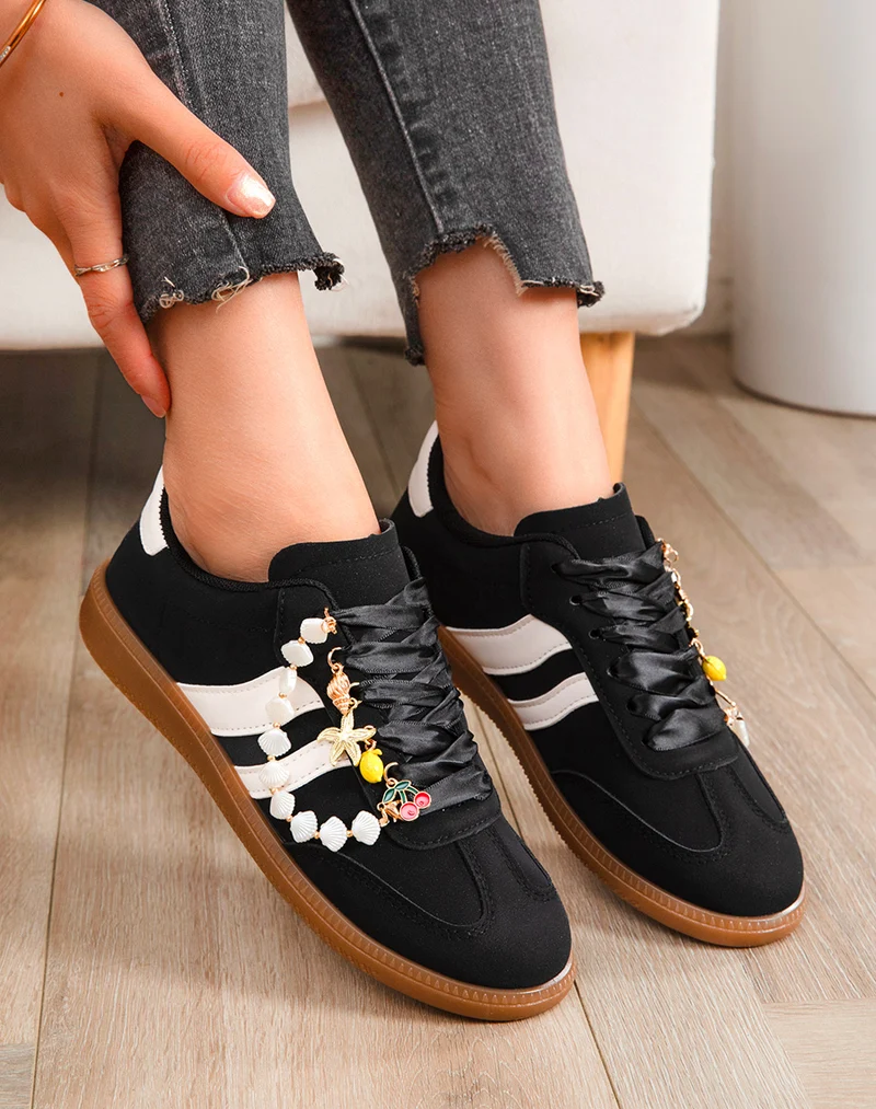 Basket femme noire tendance avec empiècement blanc et bijoux amovibles