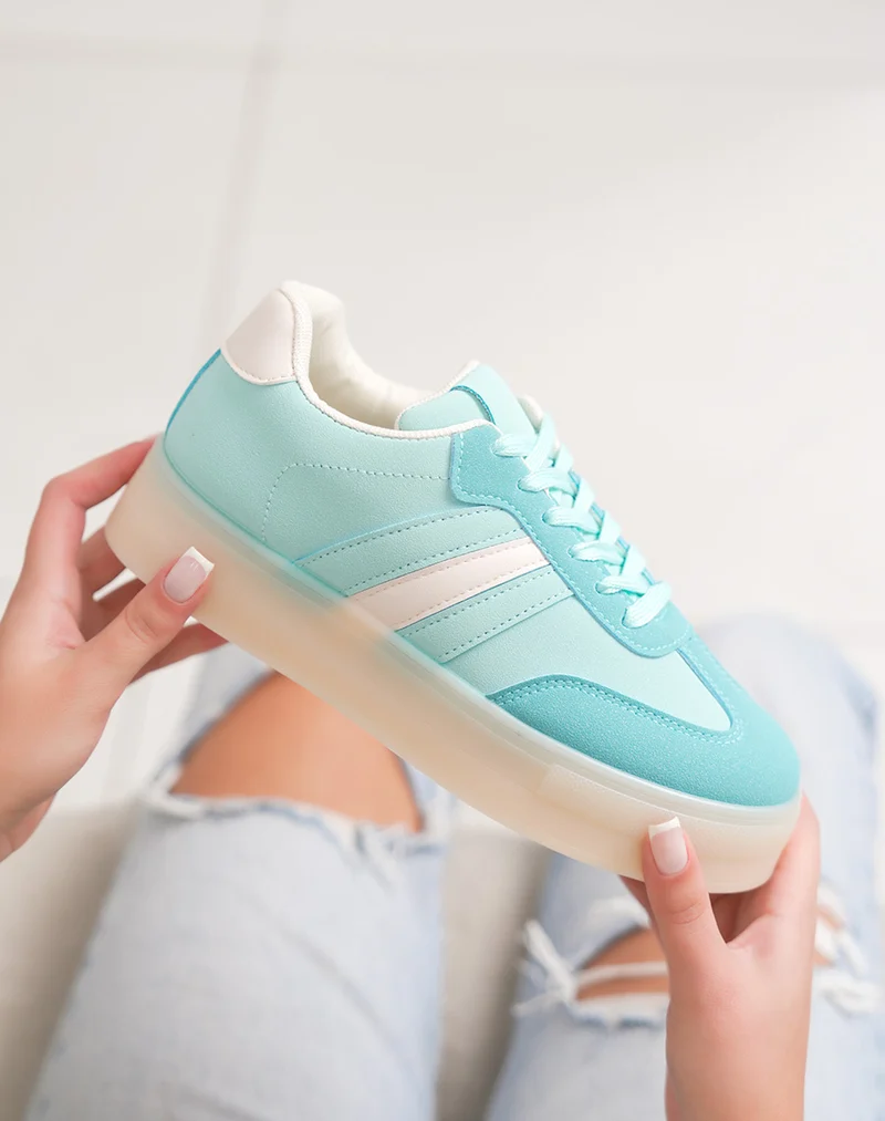 Basket femme bleu pastel tendance à plateforme avec empiècements blancs
