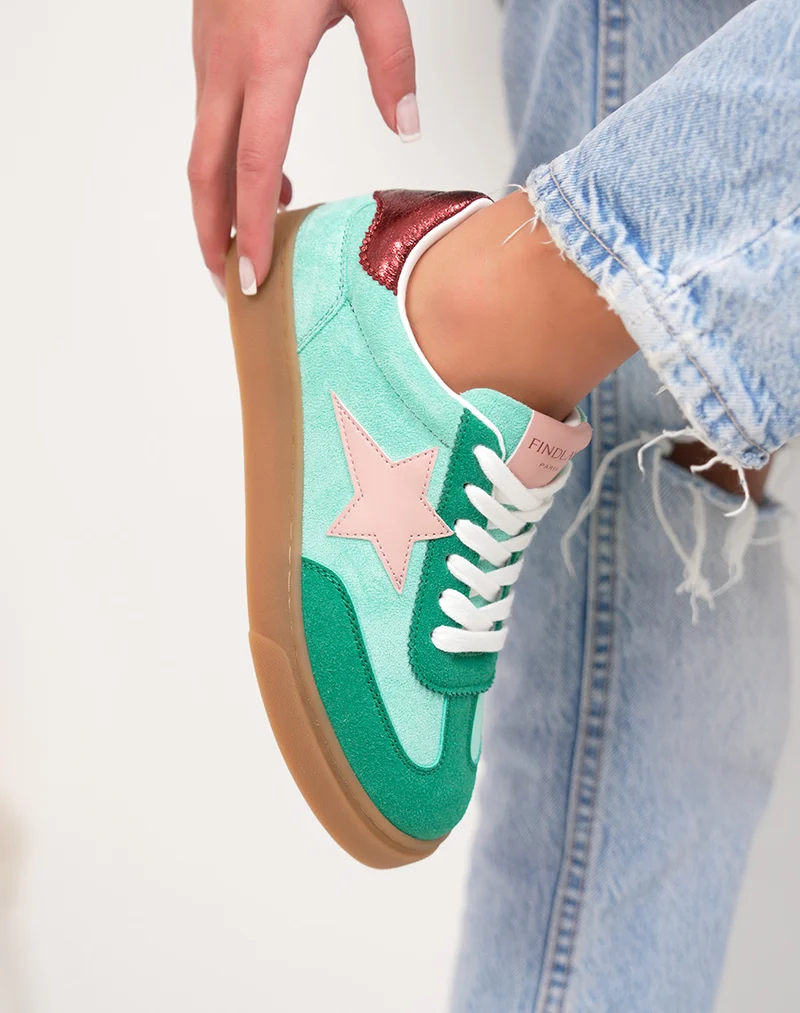 Basket femme turquoise tendance en suédine avec étoile rose et détails bordeaux