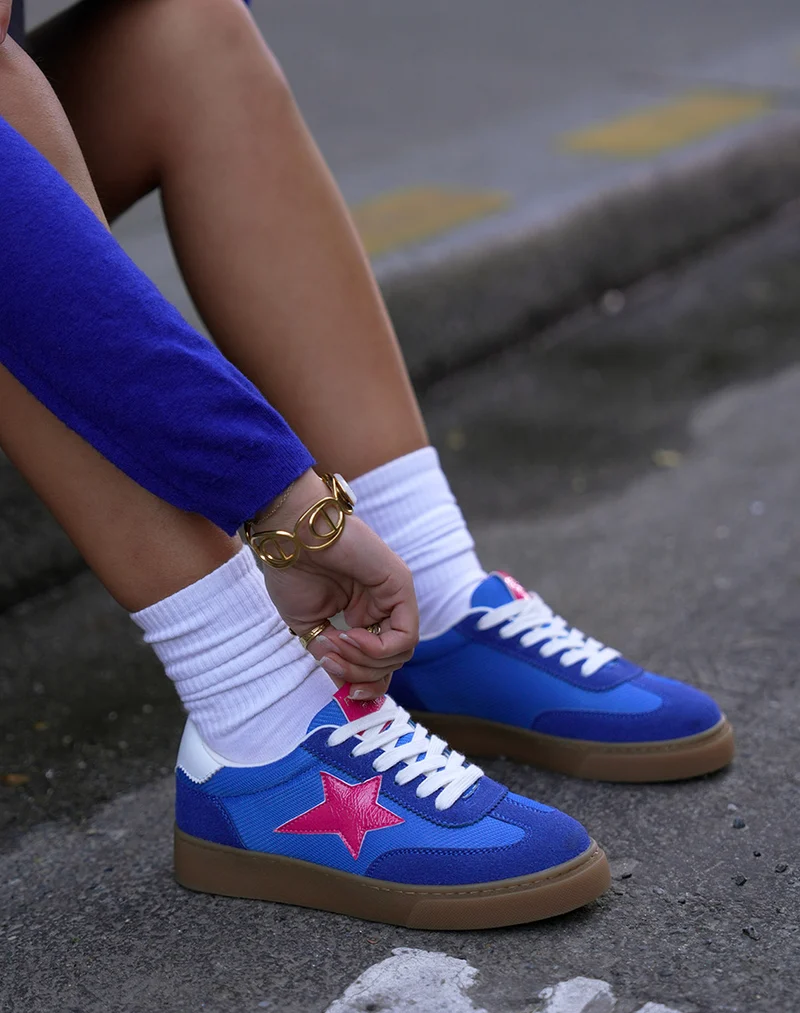 Basket femme bleue tendance en suédine avec étoile rose originale