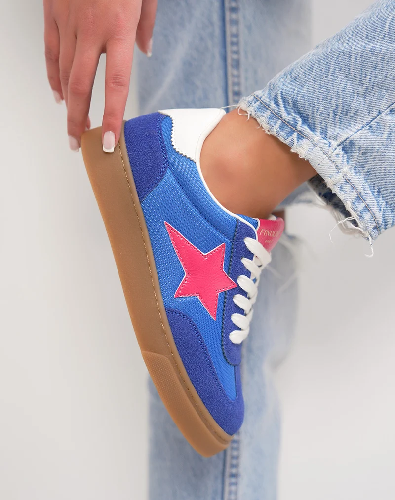 Basket femme bleue tendance en suédine avec étoile rose originale