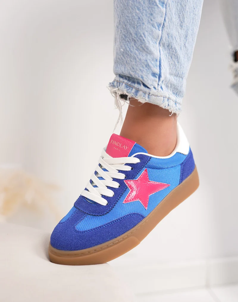 Basket femme bleue tendance en suédine avec étoile rose originale