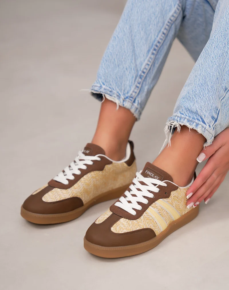 Basket femme marron tendance en osier avec empiècements jaunes