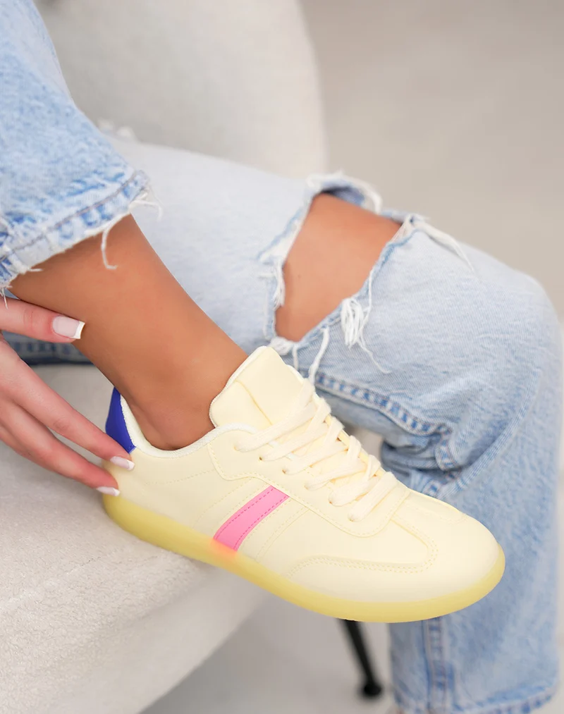 Basket femme jaune tendance multicolore avec empiècements rose et bleu