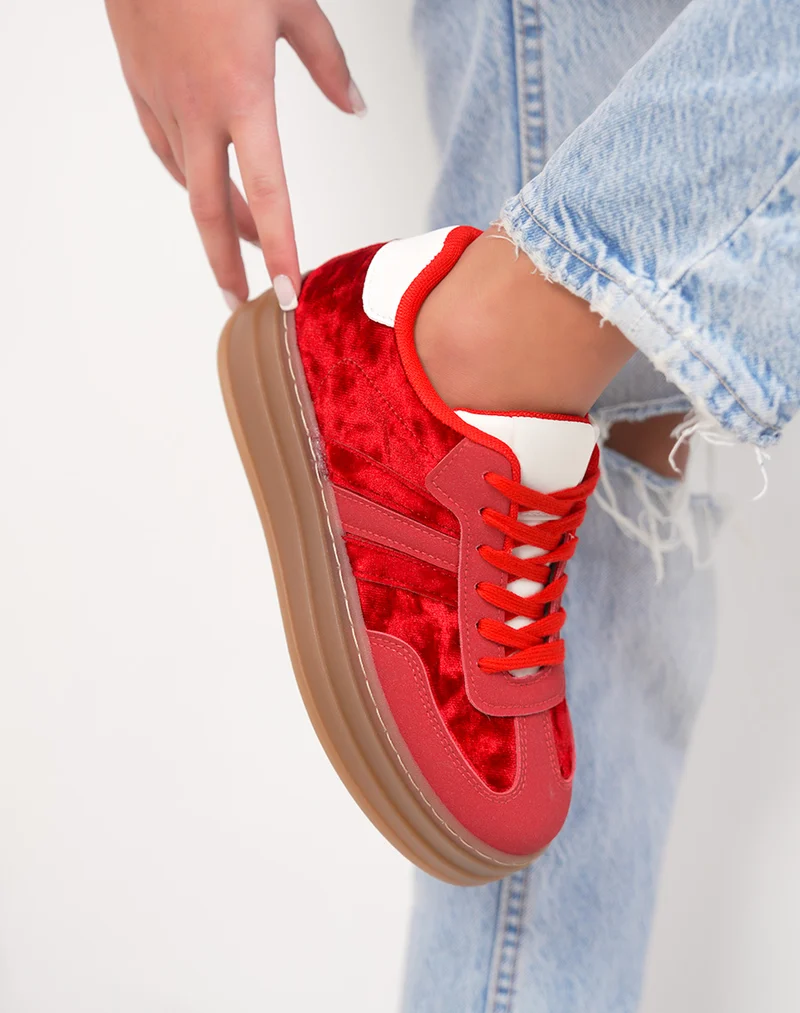 Basket femme rouge tendance à plateforme en velours avec empiècement blanc
