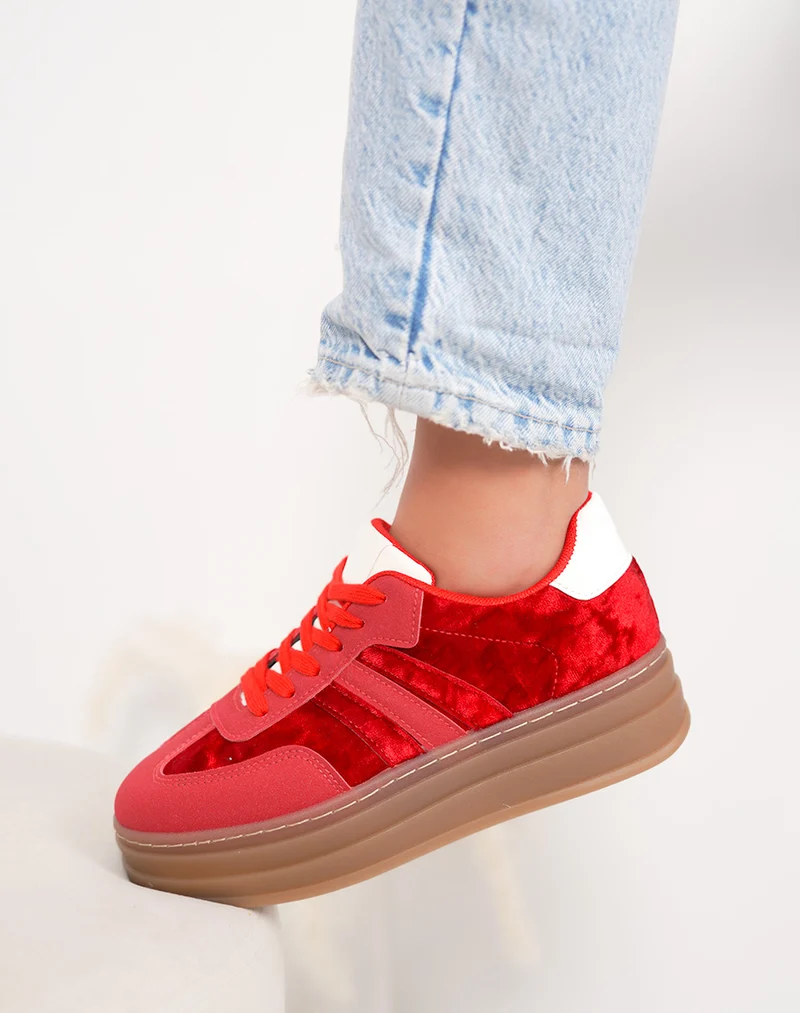 Basket femme rouge tendance à plateforme en velours avec empiècement blanc