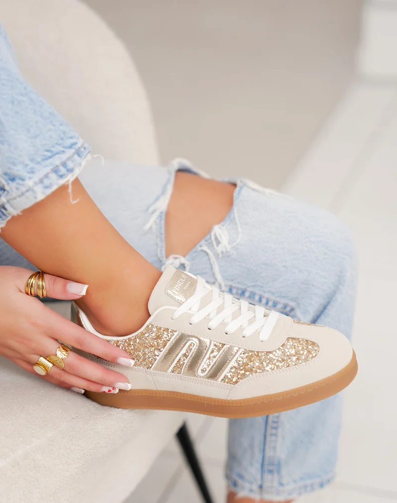 Basket femme beige tendance avec empiècements dorés pailletés et suédine