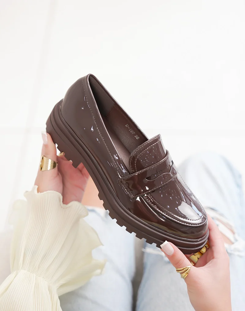 Mocassins femme marron vernis élégants à semelle crantée épaisse